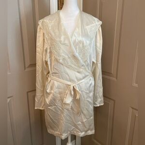 Amaretta vintage ivory satin belter short robe with oversized lace collar. Sz. S